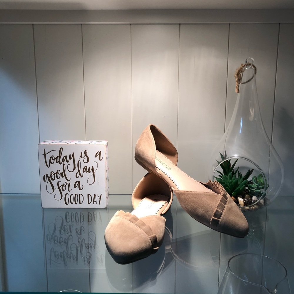 Pointed Flats with Ruffle Details - Picture 3 of 4